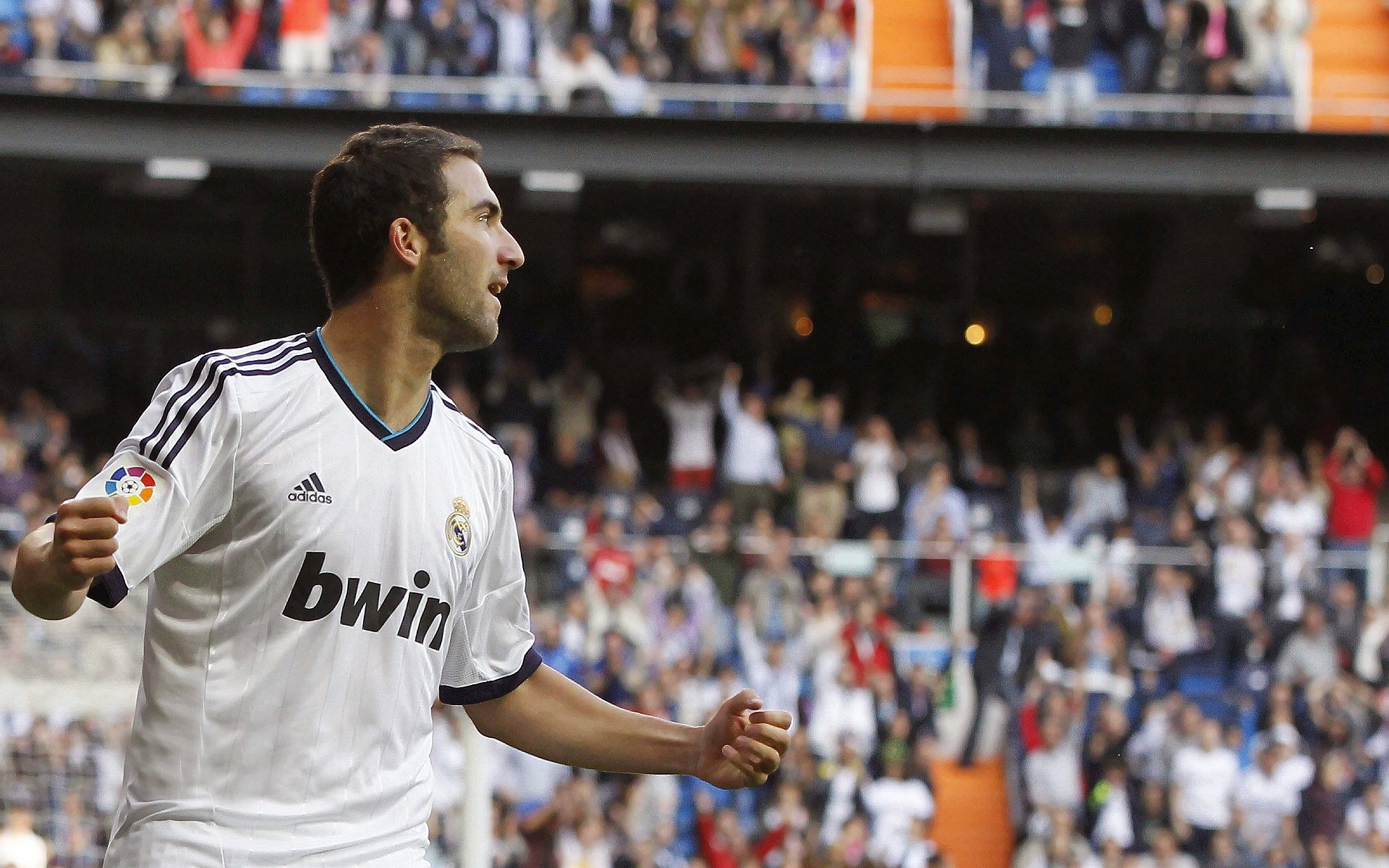 比赛中战术调整的典范：换人和变阵的魔法，球赛换人