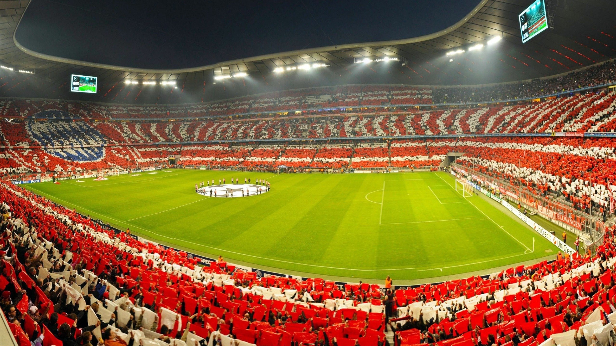 瑞典选手 Brollan 与丹麦选手 Magisk 进行战术交流，瑞典box